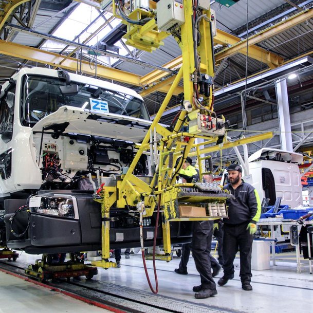 RENAULT TRUCKS BEGINNT MIT DER SERIENPRODUKTION SEINER ELEKTRO-LKWS